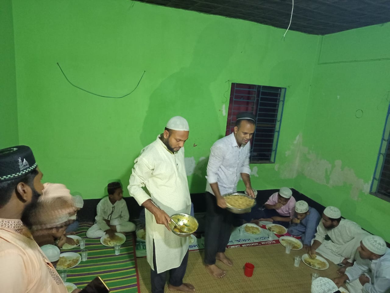 মান্দায় অমর্ত্য ফাউন্ডেশনের উদ্যোগে দরিদ্র পরিবারের মাঝে খাবার বিতরণ